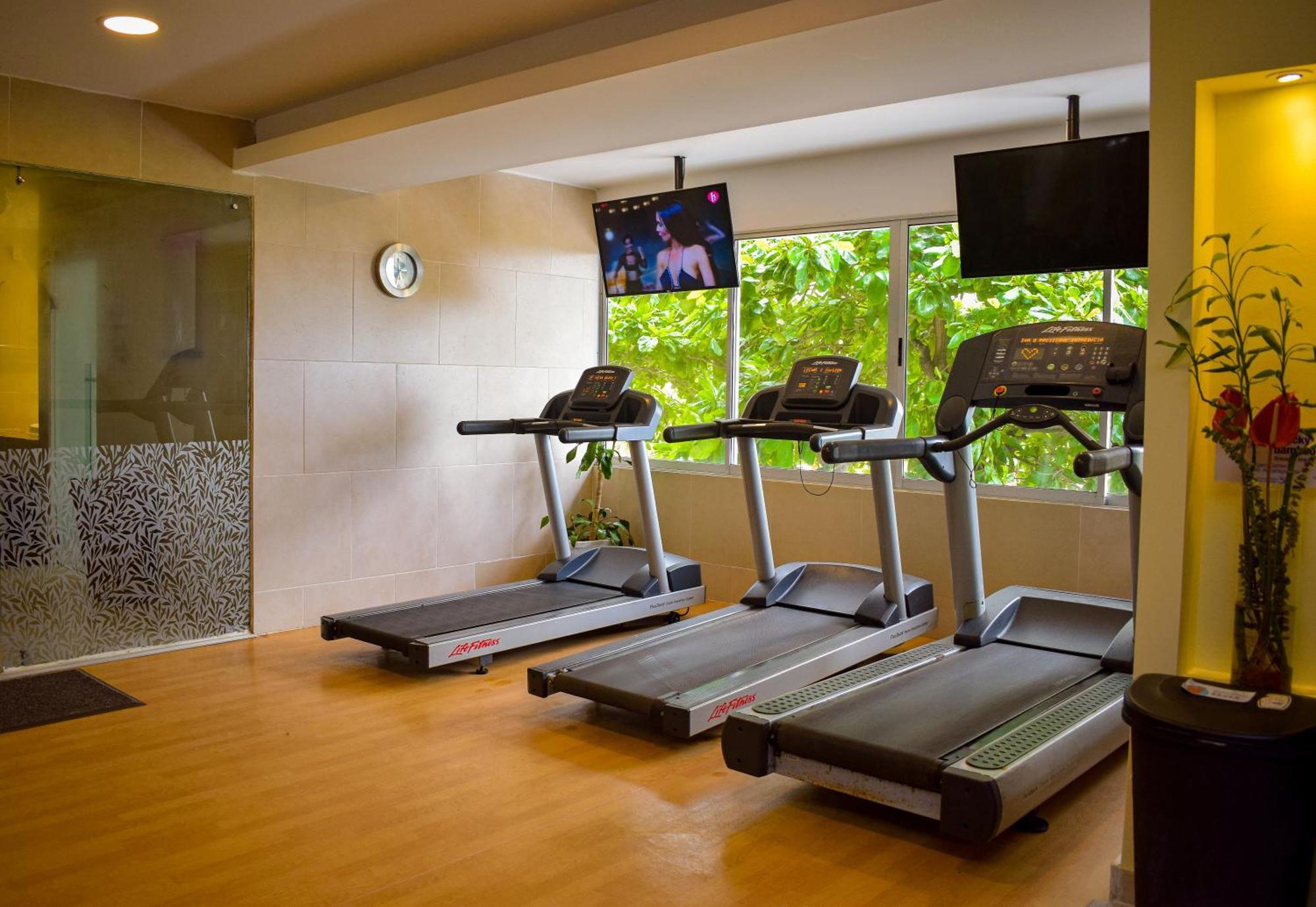 Hotel Capilla Del Mar Cartagena Dış mekan fotoğraf Treadmills at a gym