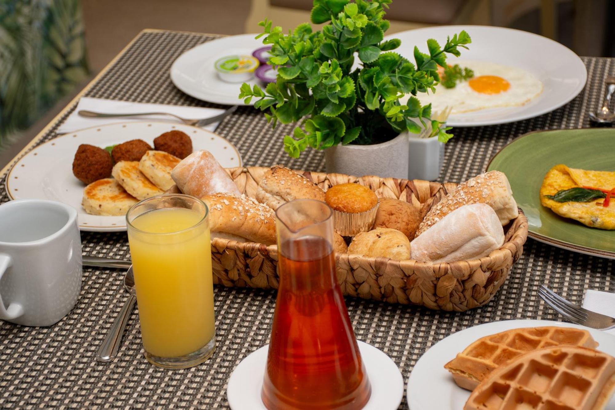 Hotel Capilla Del Mar Cartagena Dış mekan fotoğraf A breakfast at a hotel